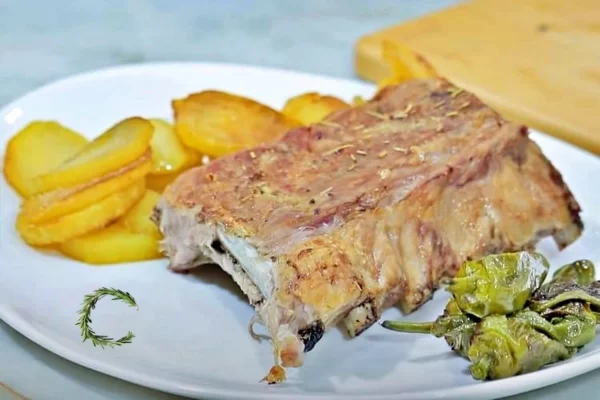 Costilla De Cerdo Al Horno Con Su Guarnicion