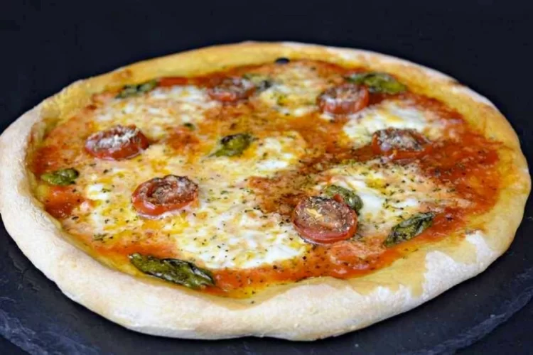 Pizza Margarita Con La Masa Casera