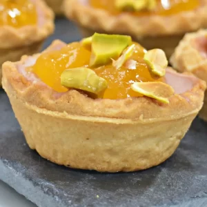 Canapé de foie gras con mermelada de mango