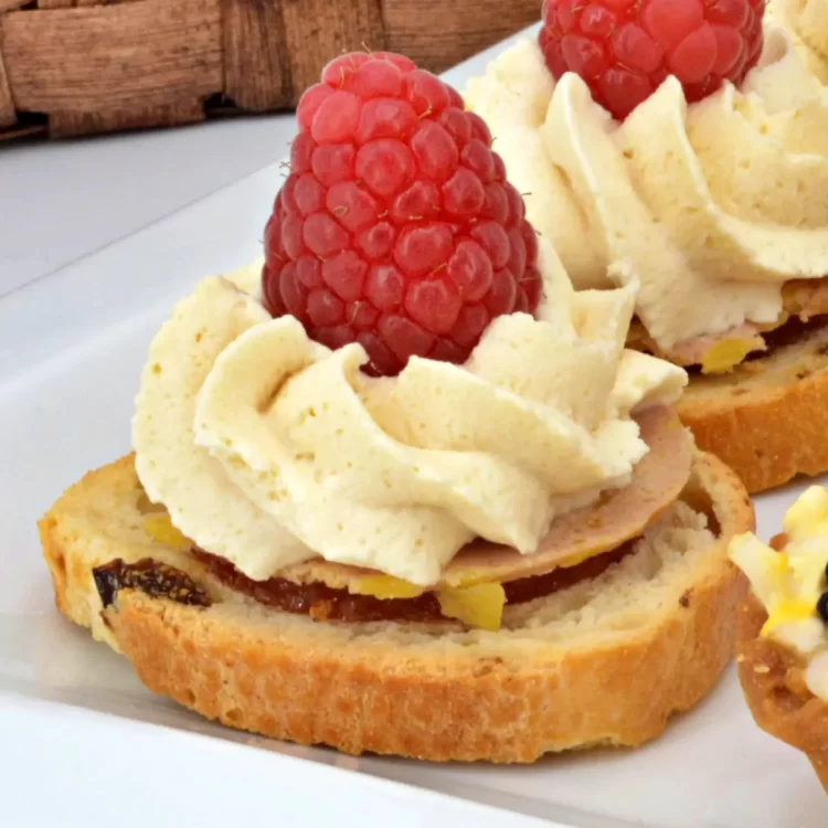 4 Canapé de mousse de foie gras y membrillo