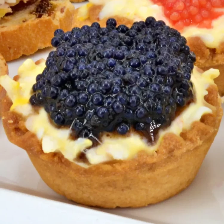 5 Canapé con relleno de surimi y huevas de lompo