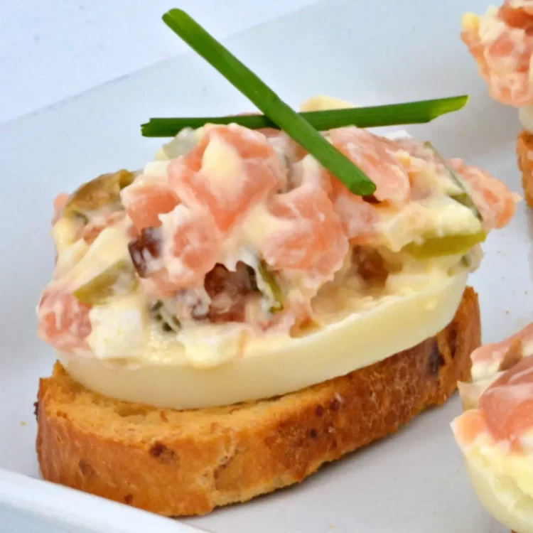 11 Canapé de salmon pepinillo y pasas
