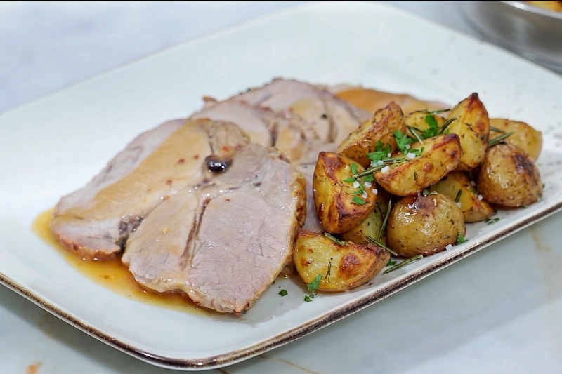 9 Cabezada De Cerdo Asada En Una Bolsa Con Patatas Doradas